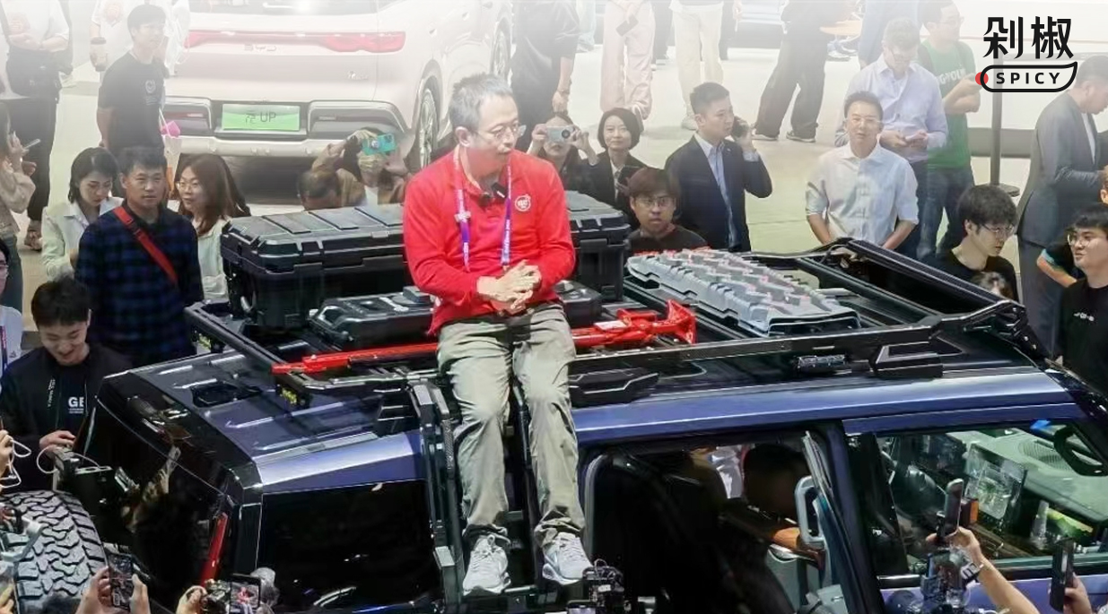 北京车展，该爬车顶的不是周鸿祎，而是哪吒CEO